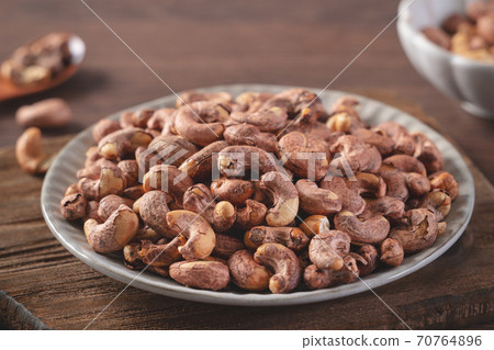 腰果 木製 木頭 背景 盤子 Cashew nuts in wooden bowl カシューナッツ 70764896