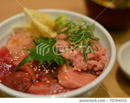 Misaki tuna bowl Misaki tuna bowl 70764918