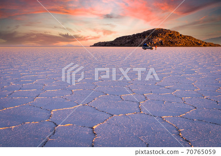 Sunrise with jeep at Salar de Uyuni, Bolivia 70765059