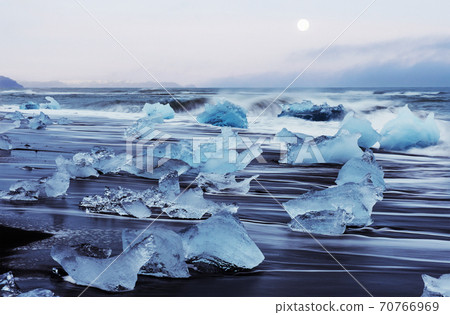 Iceland, Jokulsarlon lagoon, Beautiful cold landscape picture of icelandic glacier lagoon bay 70766969
