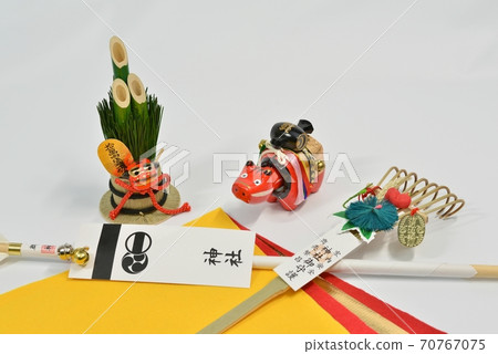 Let's celebrate the New Year by decorating New Year's decorations, Akabeko, Kadomatsu with lion dance, and Hamaya on the rake. 【side】 Let's celebrate the New Year by decorating New Year's decorations, Akabeko, Kadomatsu with lion dance, and Hamaya on the rake. 【side】 70767075