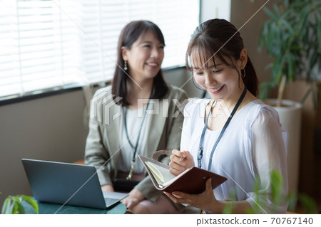 會議的女商人 會議的女商人 70767140