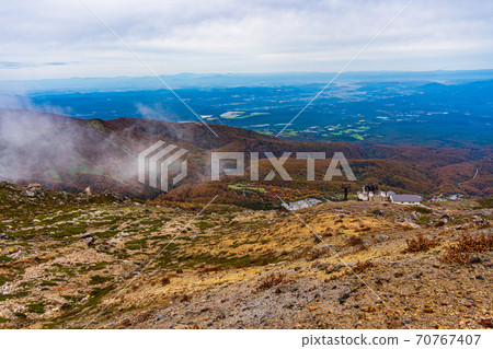 (Tochigi Prefecture) Nasu / Mt. Chausu overlooking the lower world from the summit 70767407