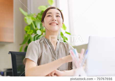 操作一台個人計算機的女商人在辦公室 操作一台個人計算機的女商人在辦公室 70767698