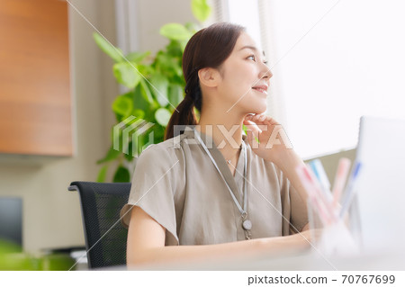 操作一台個人計算機的女商人在辦公室 操作一台個人計算機的女商人在辦公室 70767699
