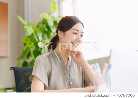 操作一台個人計算機的女商人在辦公室 操作一台個人計算機的女商人在辦公室 70767700