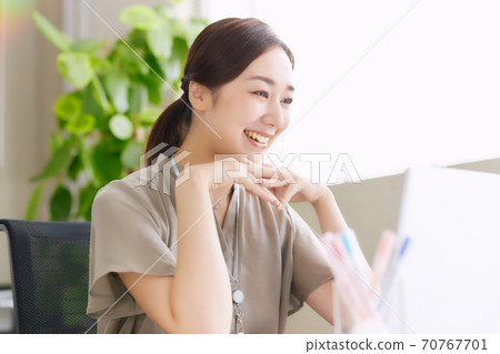 操作一台個人計算機的女商人在辦公室 操作一台個人計算機的女商人在辦公室 70767701