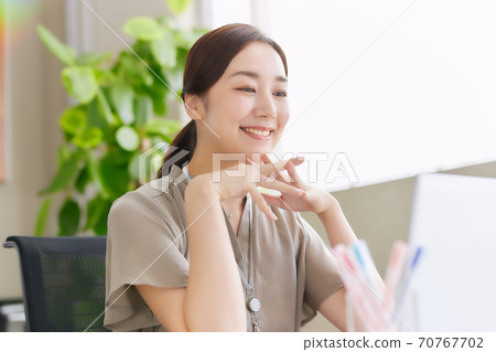 操作一台個人計算機的女商人在辦公室 操作一台個人計算機的女商人在辦公室 70767702