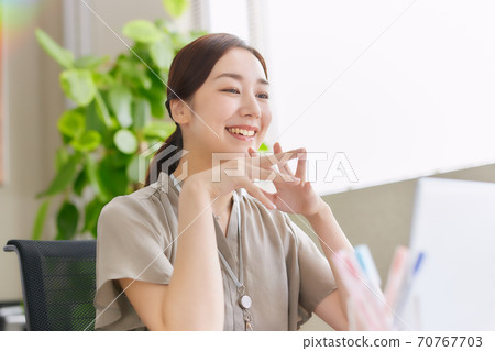 操作一台個人計算機的女商人在辦公室 操作一台個人計算機的女商人在辦公室 70767703