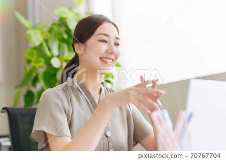 操作一台個人計算機的女商人在辦公室 操作一台個人計算機的女商人在辦公室 70767704