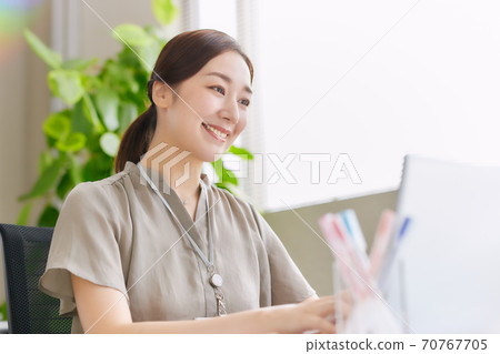 操作一台個人計算機的女商人在辦公室 操作一台個人計算機的女商人在辦公室 70767705