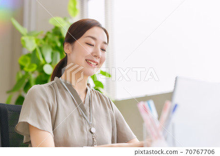 Business woman operating a personal computer in the office Business woman operating a personal computer in the office 70767706