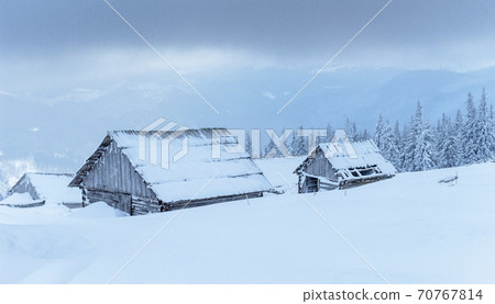 Cabin in the mountains in winter. Mysterious fog. In anticipation of holidays. Carpathians. Ukraine, Europe 70767814