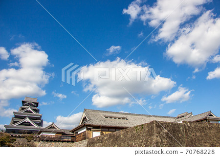 熊本城受到熊本地震的破壞,正在重建的城樓 熊本城受到熊本地震的破壞,正在重建的城樓 70768228