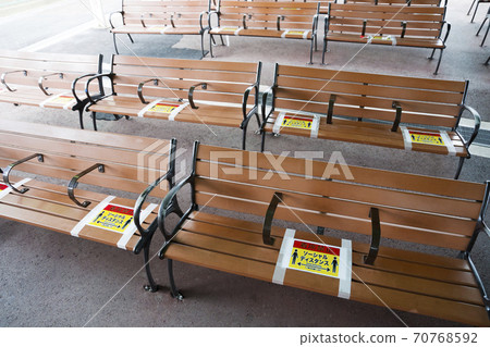 Social distance 70768592