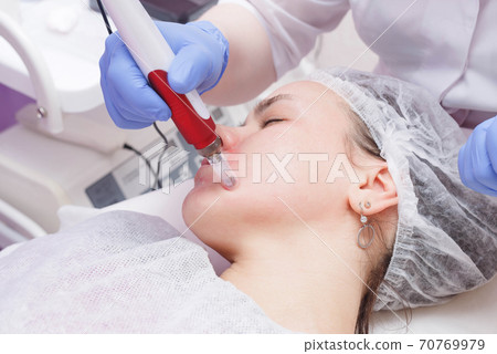 The process of mesotarpia with the introduction of serum under the skin 70769979