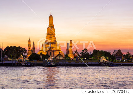 Wat Arun (Temple of dawn) and the Chao Phraya River, Bangkok, Thailand 70770432