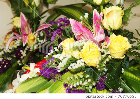 Summer flower background. 70770553