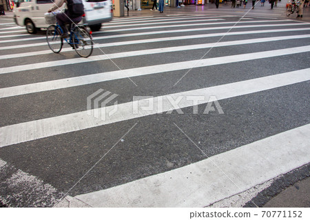 Vehicles crossing a scrambled intersection 70771152