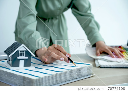 Property and interior agents are presenting houses and curtains for interior decoration Property and interior agents are presenting houses and curtains for interior decoration 70774108