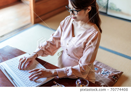 一個住在農村並用電腦工作的女人 70774408