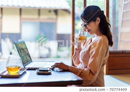 一個住在農村並用電腦工作的女人 一個住在農村並用電腦工作的女人 70774409
