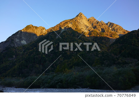 秋葉季節的御徒町明昇岳被初升的太陽照亮 70776849