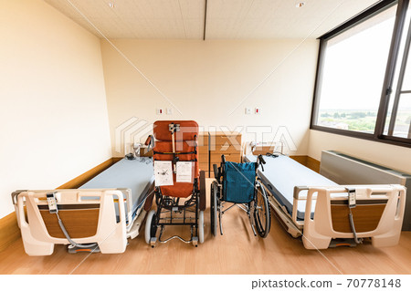 老人護理設施寬敞明亮的護理室 老人護理設施寬敞明亮的護理室 70778148