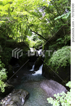 山梨縣奧山溫泉附近的未知瀑布 山梨縣奧山溫泉附近的未知瀑布 70780490