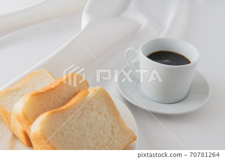 桌布和咖啡杯圖像 70781264