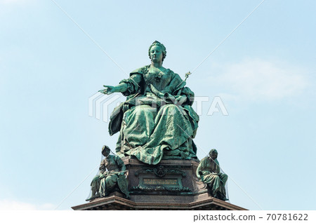 Statue of Austrian empress Maria Theresa in Vienna 70781622