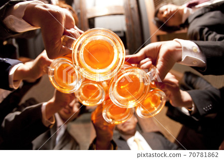 敬酒用啤酒的商人 70781862