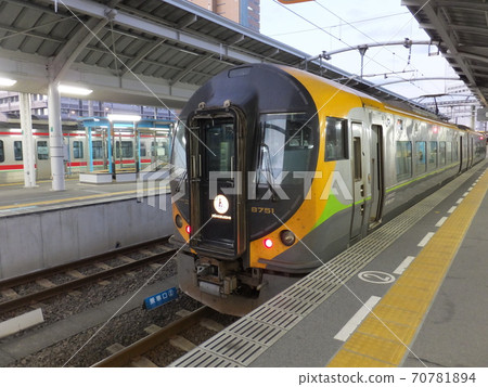 在JR四國高松站停靠的8600系列火車特快靜地 在JR四國高松站停靠的8600系列火車特快靜地 70781894