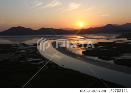 Suncheon Bay. Yongsan Observatory. Sunrise Suncheon Bay. Yongsan Observatory. Sunrise 70782121