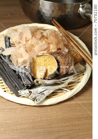 Japanese-style soup stock, dried bonito, dried sardines, kelp, shiitake mushrooms and one-handed pot Japanese-style soup stock, dried bonito, dried sardines, kelp, shiitake mushrooms and one-handed pot 70782180