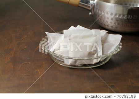Ingredients for Japanese-style soup stock, soup stock pack and one-handed pot 70782199