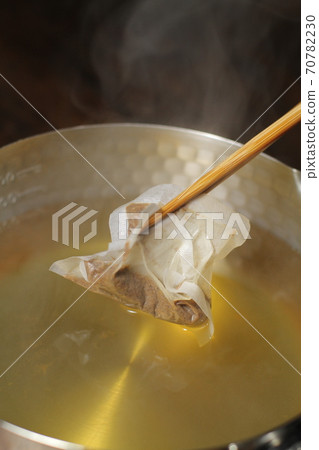 日式湯,蒸汽,帶粉湯包的湯,烹飪場景 日式湯,蒸汽,帶粉湯包的湯,烹飪場景 70782230