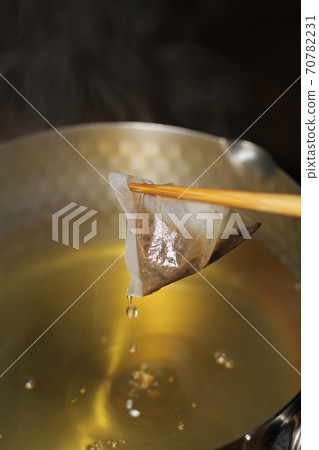 日式湯，蒸汽，帶粉湯包的湯，烹飪場景 70782231