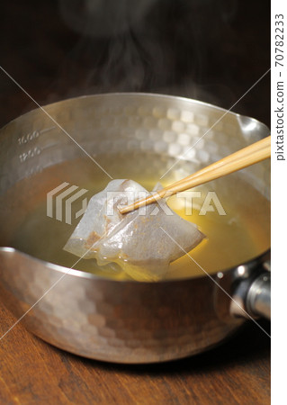 日式湯,蒸汽,帶粉湯包的湯,烹飪場景 日式湯,蒸汽,帶粉湯包的湯,烹飪場景 70782233
