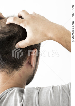 薄頭髮的男人做頭皮按摩 薄頭髮的男人做頭皮按摩 70782283