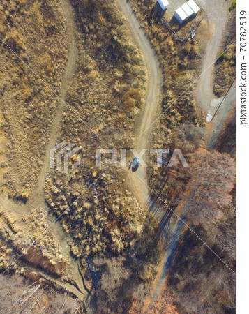 冬季帶無人機的山路鳥瞰圖(山梨縣山崎溫泉/山梨市附近) 冬季帶無人機的山路鳥瞰圖(山梨縣山崎溫泉/山梨市附近) 70782519