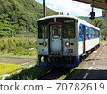 Kiha 54 series railcars stopped at Ekawasaki Station on the JR Shikoku Yodo Line Railway Hobby Train Yodo Line 3 Brothers 70782619
