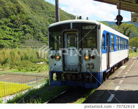 Kiha 54系列氣動汽車停在JR四國淀道線鐵路愛好火車淀道3號線兄弟的江川崎站 Kiha 54系列氣動汽車停在JR四國淀道線鐵路愛好火車淀道3號線兄弟的江川崎站 70782619