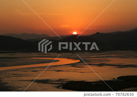 順天灣,蘆葦森林和龍山美景。 順天灣,蘆葦森林和龍山美景。 70782630