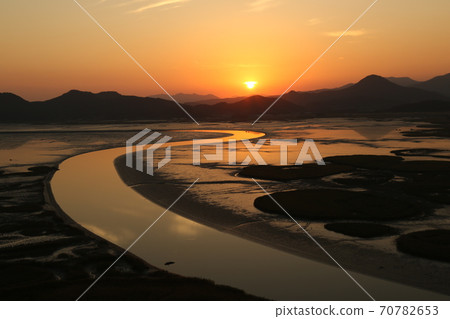 順天灣,蘆葦森林和龍山美景。 順天灣,蘆葦森林和龍山美景。 70782653