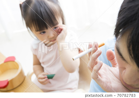 蹣跚學步和父親吸煙 蹣跚學步和父親吸煙 70782783
