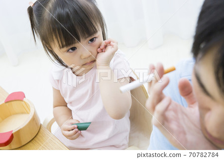 蹣跚學步和父親吸煙 蹣跚學步和父親吸煙 70782784