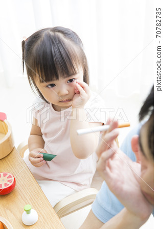 蹣跚學步和父親吸煙 蹣跚學步和父親吸煙 70782785