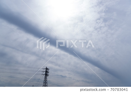 直直而神秘的秋雲在高壓輸電塔上空運行 直直而神秘的秋雲在高壓輸電塔上空運行 70783041