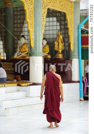 Shwe Dagon Pagoda Monk (Yangon) Shwe Dagon Pagoda Monk (Yangon) 70783282